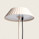 Lampe à poser crème à abat-jour plissé, pied fin en métal et câble noir apparent