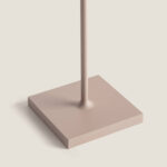 Lampe à poser, socle carré en métal beige mat avec tige cylindrique