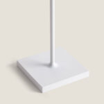 Lampe à poser blanche en métal base carrée tige cylindrique