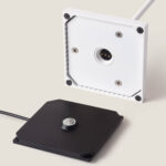 Lampe à poser LED carrée blanche avec socle de charge noir et connecteur