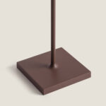 Lampe à poser métal brun, base carrée plate et tige fine, finition mate