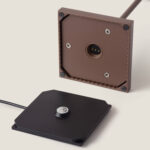 Lampe à poser métal brun carrée avec socle de charge noir et bouton central