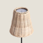 Lampe à poser abat-jour en rotin tressé beige sur tige métallique noire