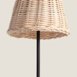Lampe à poser abat-jour rotin tressé beige sur pied métal noir