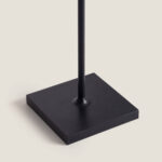 Lampe à poser base carrée en métal noir mat avec tige fine verticale