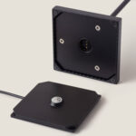 Socle de lampe noir en métal carré avec connecteur central, bouton de contrôle et câble d'alimentation