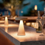 Lampe à poser LED portable beige, base conique et abat-jour plat, éclairage d'appoint extérieur