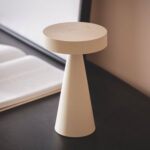 Lampe à poser beige à base conique et abat-jour circulaire, finition mate