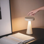 Lampe à poser beige LED forme conique avec abat-jour plat et commande tactile