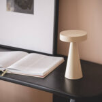 Lampe à poser beige avec piètement conique et plateau supérieur circulaire