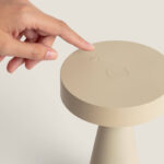 Lampe à poser beige LED, socle conique et plateau rond avec bouton tactile