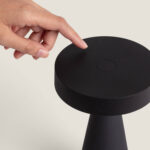 Lampe à poser noire LED portable, socle conique et plateau circulaire avec zone tactile