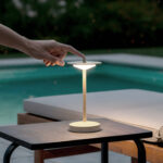 Lampe à poser beige en métal LED, tige fine et abat-jour rond pour extérieur