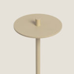 Lampe à poser beige en métal avec plateau rond et tige cylindrique