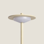 Lampe à poser beige en métal, abat-jour disque plat et diffuseur opalin