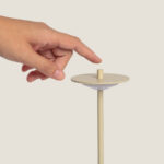 Lampe beige à plateau rond sur tige