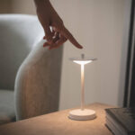 Lampe à poser blanche à abat-jour disque, tige fine et base ronde, commande tactile