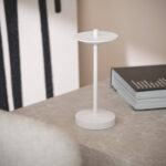 Lampe à poser blanche en métal, tige fine et abat-jour disque