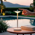 Lampe à poser LED blanche en métal, base ronde et abat-jour disque, adaptée pour table extérieure