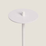 Lampe à poser blanche en métal avec abat-jour disque plat et tige fine