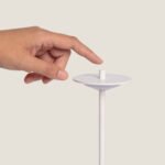 Lampe à poser blanche à tige fine et disque supérieur plat