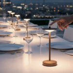 Lampe de table LED portable brun en métal, tige fine et base ronde, commande tactile sur le dessus