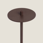 Lampe à poser extérieure métal brun, abat-jour plat circulaire et tige cylindrique