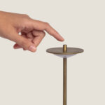 Lampe à poser métal laiton, tige fine et abat-jour circulaire plat