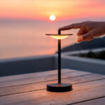 Lampe à poser LED noire en métal, pied central et abat-jour plat, rechargeable pour extérieur