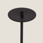 Lampe à poser noire en métal avec plateau circulaire plat et tige verticale