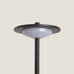 Lampe sur tige extérieure noire en métal avec diffuseur opalin rond