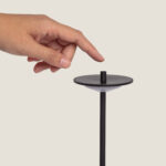 Lampe à poser extérieure noire en métal, plateau disque plat sur tige fine