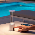 Lampe de table LED blanche métal base cylindrique tige fine abat-jour circulaire pour extérieur