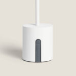 Lampe à poser blanche base cylindrique métal avec patin noir et tige verticale fine