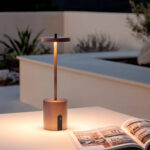 Lampe de table LED métal bronze, base cylindrique, tige fine et abat-jour rond plat, éclairage d'appoint extérieur