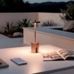 Lampe de table portable extérieure en métal bronze, base cylindrique et tête plate LED