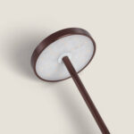 Lampe à poser métal bronze avec diffuseur LED circulaire sur tige