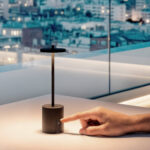 Lampe de table LED noire en métal, base cylindrique et tige fine, commande tactile