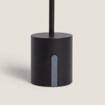 Lampe à poser noire en métal, base cylindrique et tige fine
