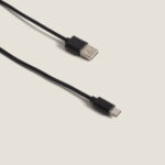 Câble USB-C vers USB-A noir avec connecteurs métalliques