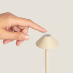 Lampe à poser beige en métal, abat-jour conique, tige fine et bouton tactile sommitale