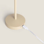 Lampe à poser beige métal, base ronde avec port de charge USB et câble connecté