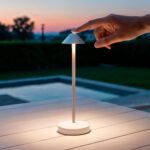 Lampe à poser blanche en métal, tige fine et abat-jour conique, éclairage LED, commande tactile, usage extérieur