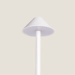 Lampe à poser blanche en métal, abat-jour conique et tige cylindrique