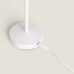 Lampe à poser blanche en métal, base ronde plate avec câble de charge USB branché