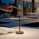 Lampe à poser LED métal brun, tige fine, base ronde et abat-jour conique