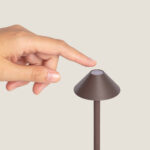 Lampe LED extérieure brun en métal, abat-jour conique sur tige fine