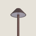 Lampe à poser extérieure brun métal avec abat-jour conique et tige cylindrique