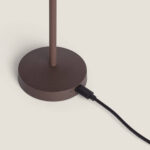 Lampe à poser brune en métal, socle rond avec câble de recharge USB connecté