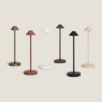 Lampe à poser métal mat, abat-jour conique et pied cylindrique, présentée en six couleurs